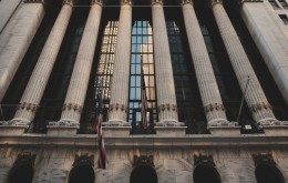 Com dados de inflação abaixo do esperado, FED ressalta que o corte nos juros será iniciado antes da inflação alcançar efetivamente a meta de 2% Com dados de inflação abaixo do esperado, FED ressalta que o corte nos juros será iniciado antes da inflação alcançar efetivamente a meta de 2%
